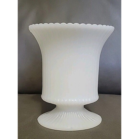 Vintage E.O. Brody Co M4000 Milk Glass Footed Vase  5" Fluted Design - Picture 1 of 6